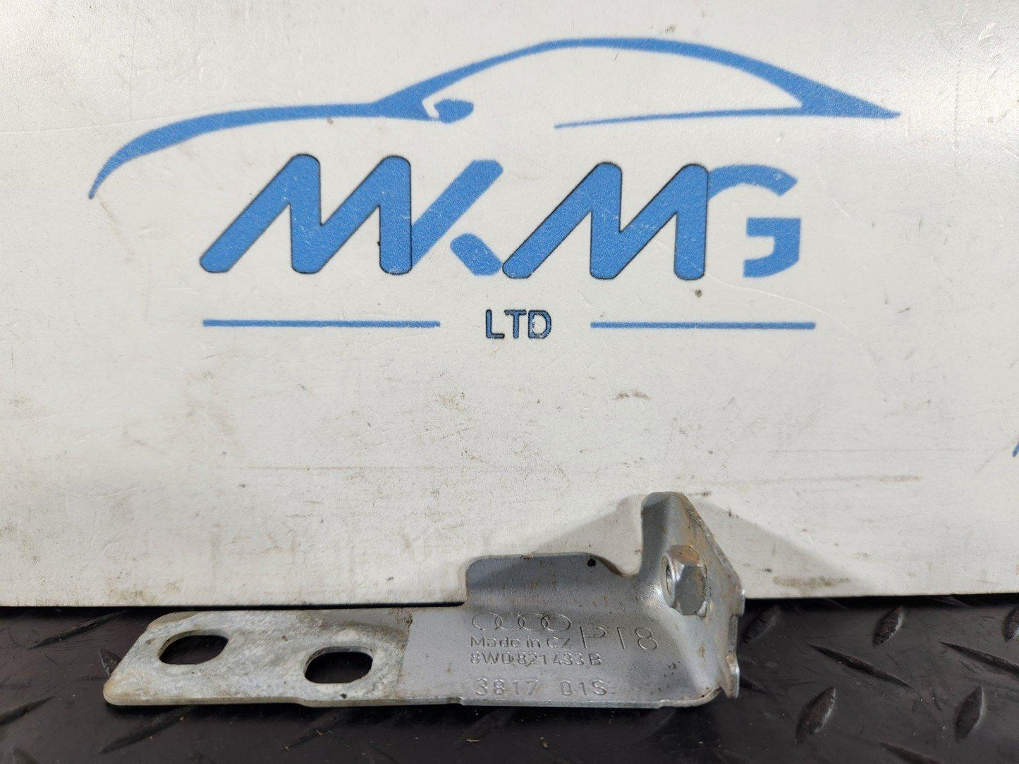 16-19 AUDI A4 B9 GENUINE FRONT LEFT PASSENGER SIDE WING BRACKET 8W0821433