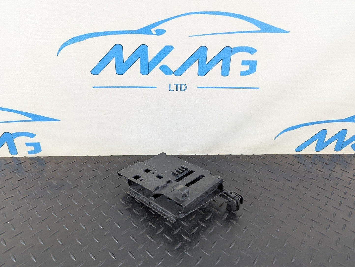14-19 MERCEDES BENZ GLA X156 GEARBOX CONTROL MODULE BRACKET HOLDER A2465450500