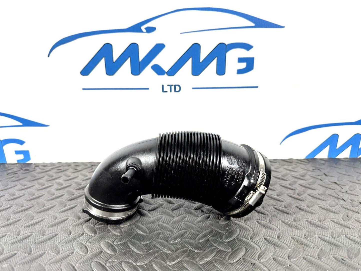 16-19 AUDI A4 B9 GENUINE 1.4 TFSI CVNA PETROL ENGINE AIR INTAKE PIPE 04E129629