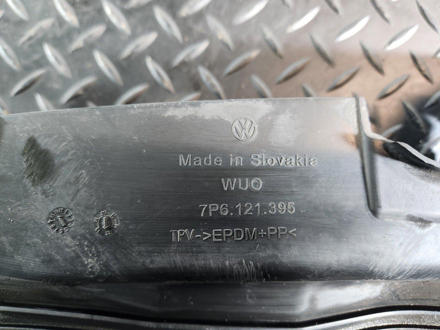10-18 VW TOUAREG 7P GENUINE RADIATOR AIR GUIDE DUCT LEFT SIDE 7P6121395