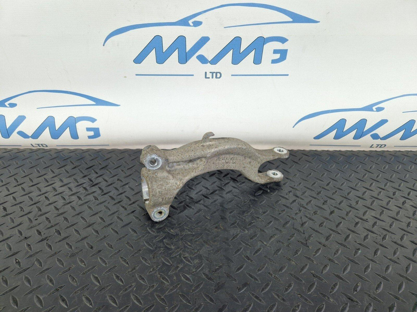 16-19 AUDI A4 B9 GENUINE FRONT LEFT SIDE SHOCK ABSORBER HOLDER 8W0037