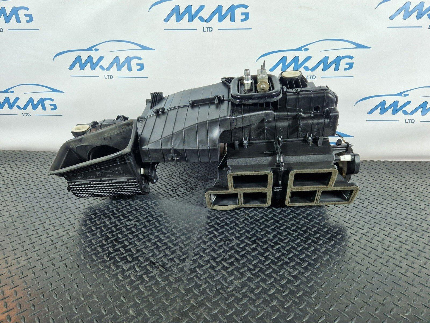 14-19 MERCEDES GLA X156 AIR CONDITIONING HEATER MATRIX HOUSING BOX A2468302302