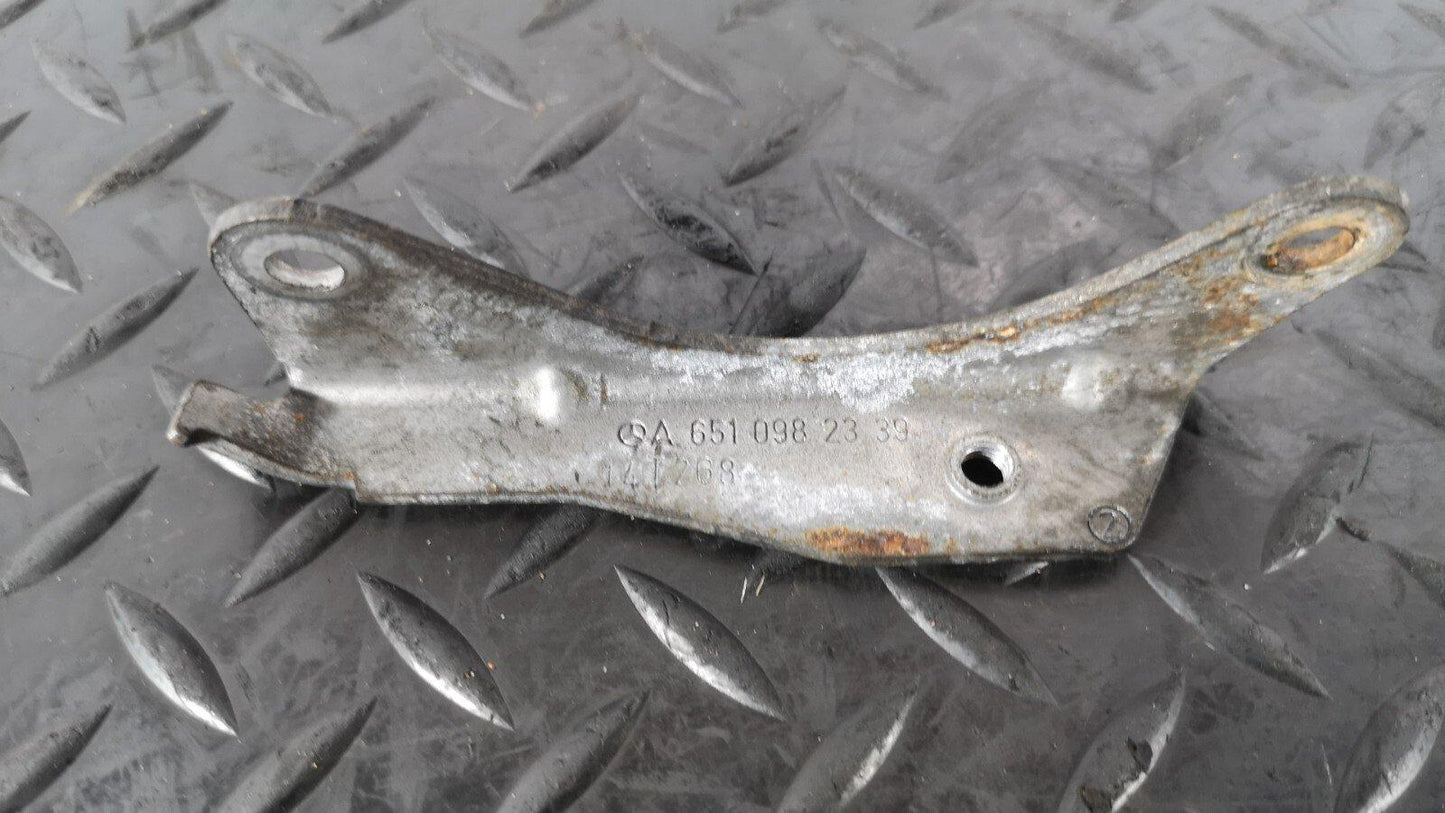 12-18 MERCEDES A B CLA-CLASS 1.8/2.1 CDI INTAKE MANIFOLD BRACKET A6510982339