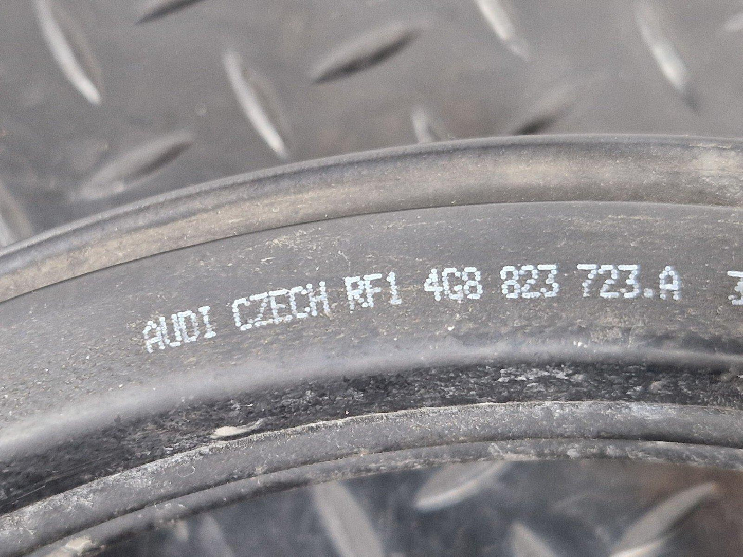 10-18 AUDI A7 4G S-LINE GENUINE ENGINE BAY BONNET RUBBER WEATHER SEAL 4G8823723A