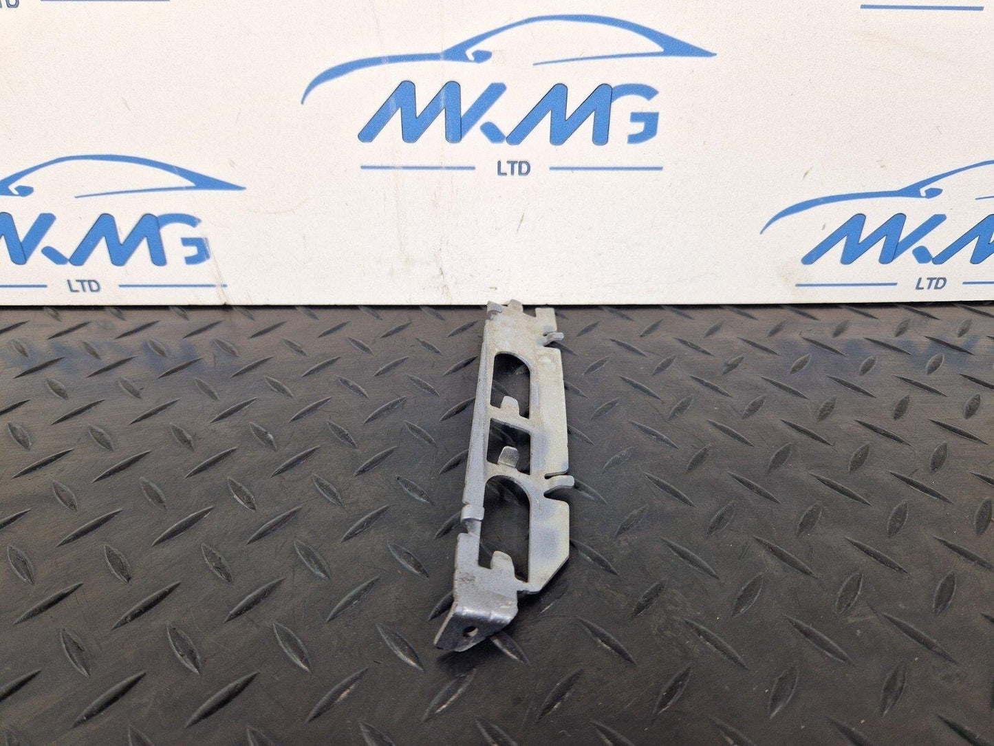 16-19 AUDI A4 B9 GENUINE OEM REAR RIGHT O/S BUMPER MOUNT BRACKET 4G8807864
