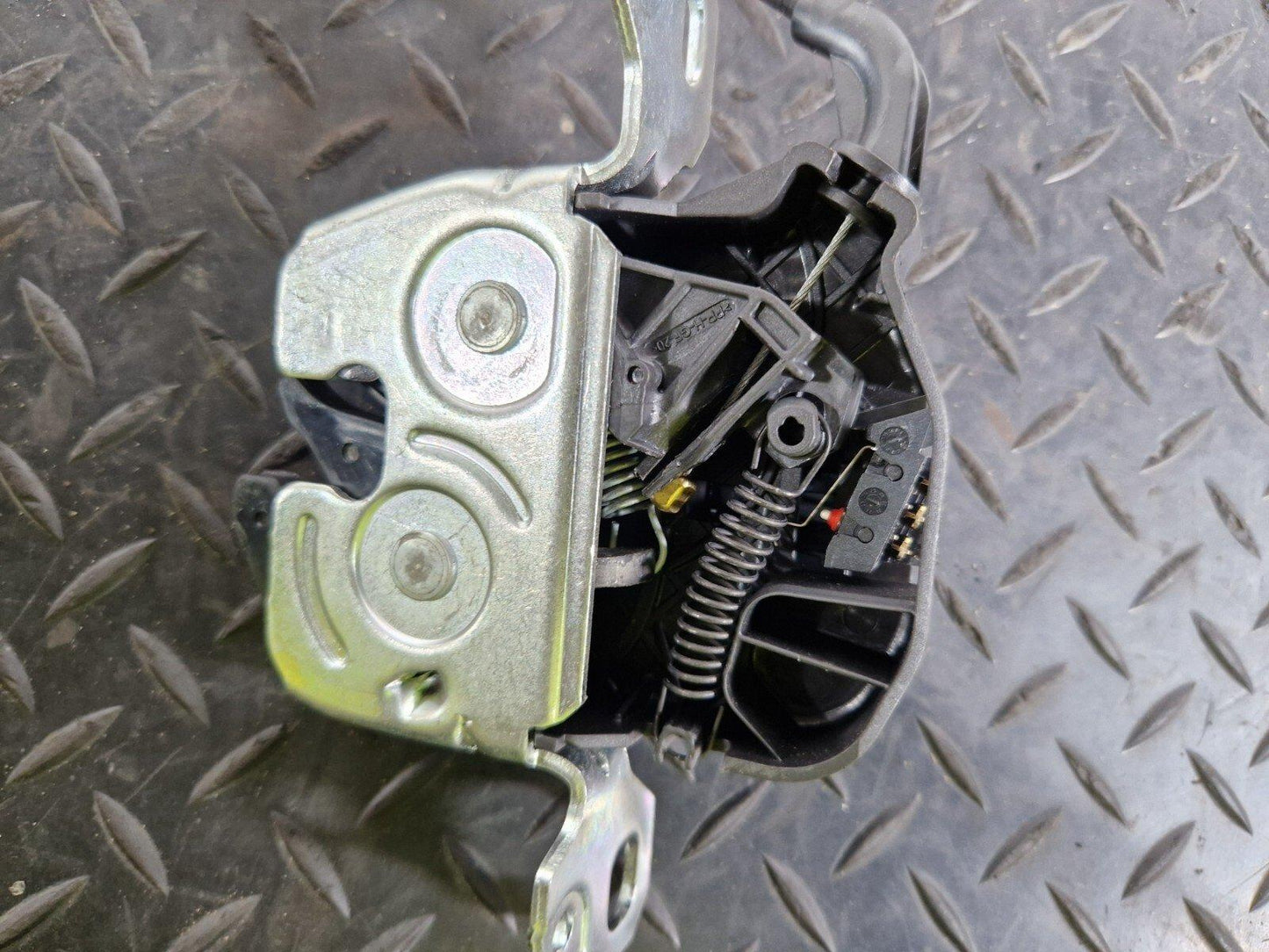 19-ON MERCEDES BENZ CLA C118 REAR RIGHT O/S/R SEAT LOCK A2389203501