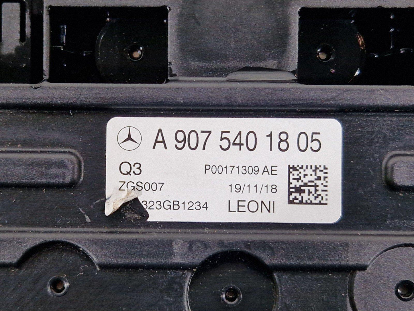 18-ON MERCEDES BENZ SPRINTER  W907 BATTERY TERMINAL FUSE BOX A9075401805