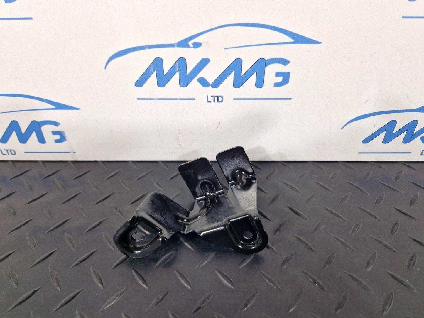 19-ON MERCEDES BENZ CLA C118 REAR RIGHT LOAD COMPARTMENT BRACKET A1776802203