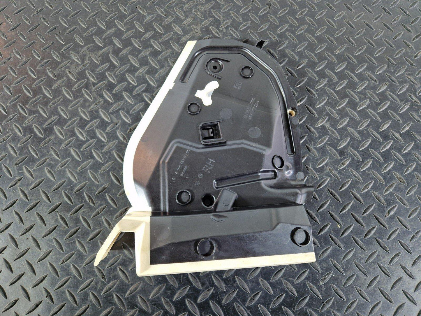 14-20 MERCEDES BENZ GLA X156 REAR RIGHT SIDE O/S DOOR WATER DRAIN A1567320800