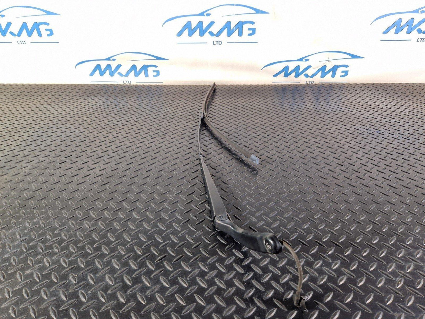 18-ON MERCEDES BENZ SPRINTER W907 W910 WIPER ARM RIGHT O/S A9108203400