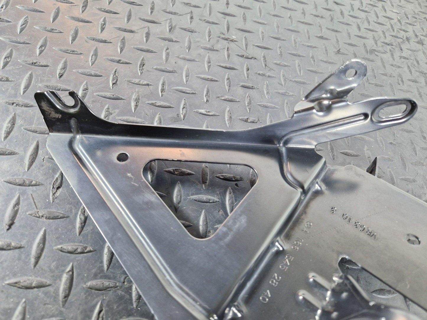 11-19 MERCEDES BENZ ML W166  ENGINE ECU MOUNT SUPPORT HOLD BRACKET A1665452840