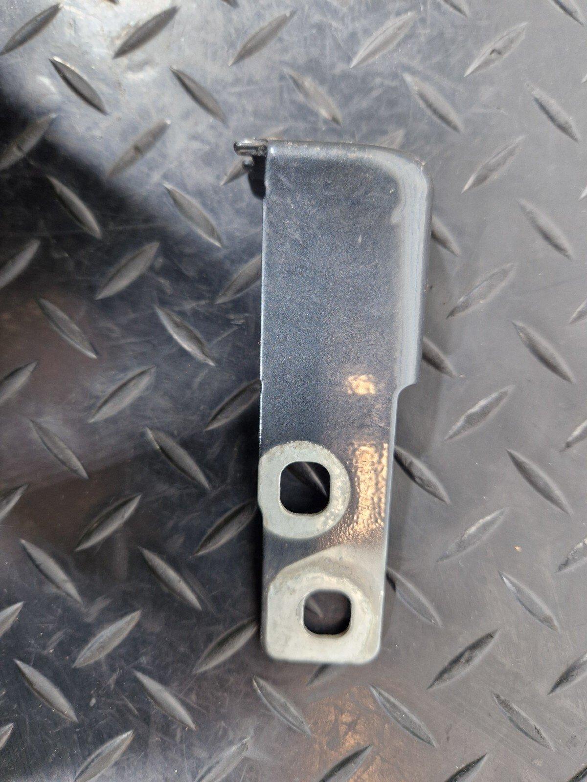 16-19 AUDI A4 B9 GENUINE FRONT LEFT PASSENGER SIDE WING BRACKET 8W0821433B