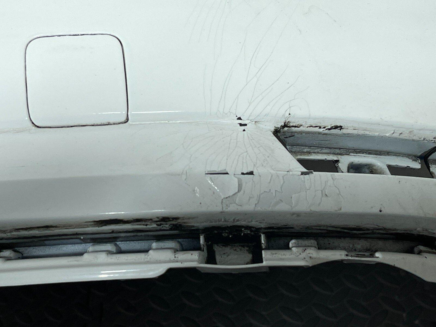 16-19 AUDI A4 B9 ULTRA SE GENUINE REAR BUMPER IN WHITE (DAMAGED)