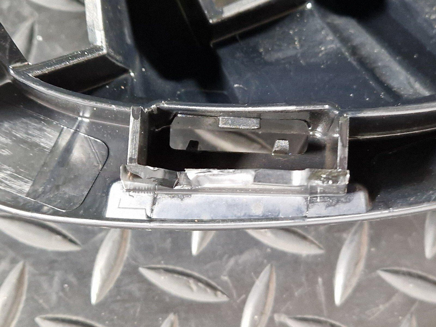 20-24 BMW 1 SERIES F40 FRONT BUMPER RIGHT SIDE KIDNEY GRILL 7450957 (DAMAGED)