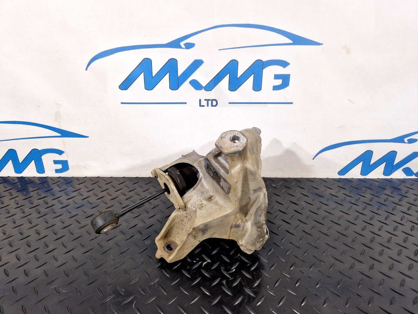 16-19 AUDI A4 B9 GENUINE LEFT N/S ENGINE MOUNT BRACKET 4M0199307AD