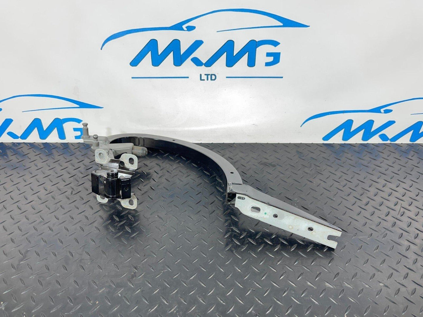 16-19 AUDI A4 B9 SALOON REAR RIGHT O/S BOOT HINGE IN BLACK LY9B 8W5827302A