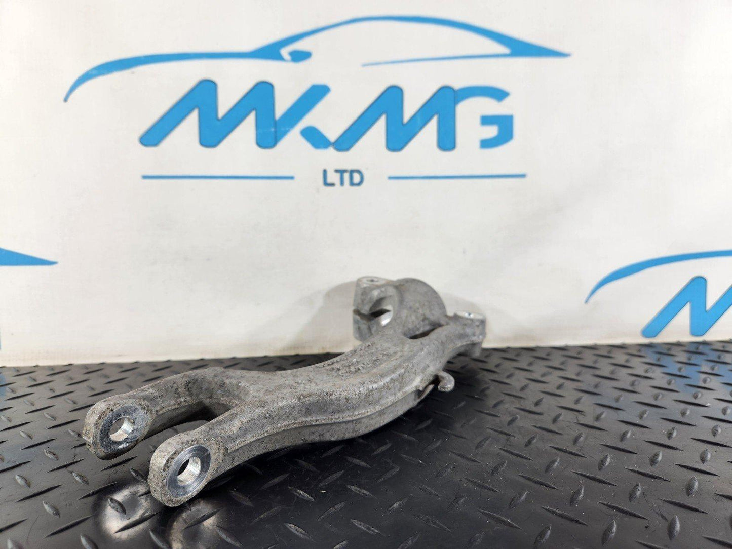 16-19 AUDI A4 B9 GENUINE FRONT LEFT SIDE SHOCK ABSORBER HOLDER 8W0037