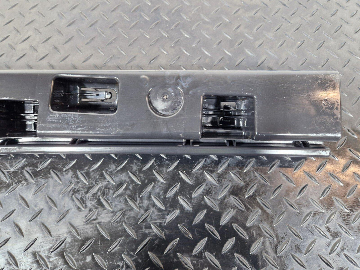 14-21 BMW 2 SERIES GRAN TOURER F46 GENUINE REAR LEFT SIDE SKIRT BRACKET 7318861