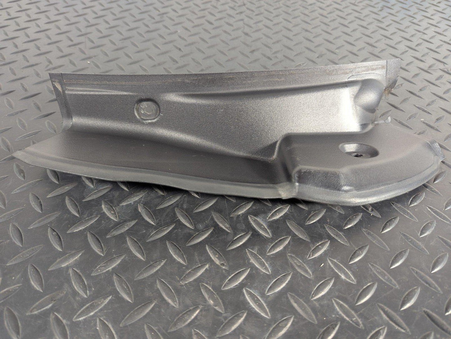 11-19 MERCEDES BENZ ML W166 GENUINE REAR RIGHT SIDE SEAL TRIM A1666910208