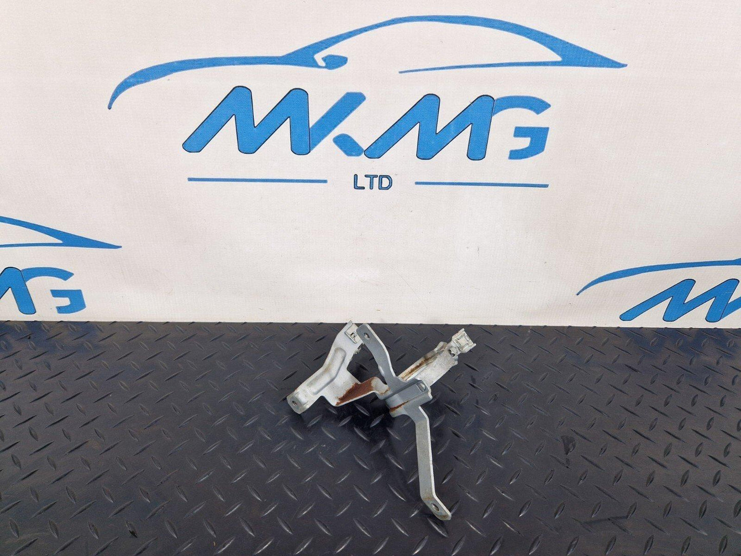 19-ON MERCEDES B CLASS W247 WATER PUMP HOLDER BRACKET A1775040300 A1775040200