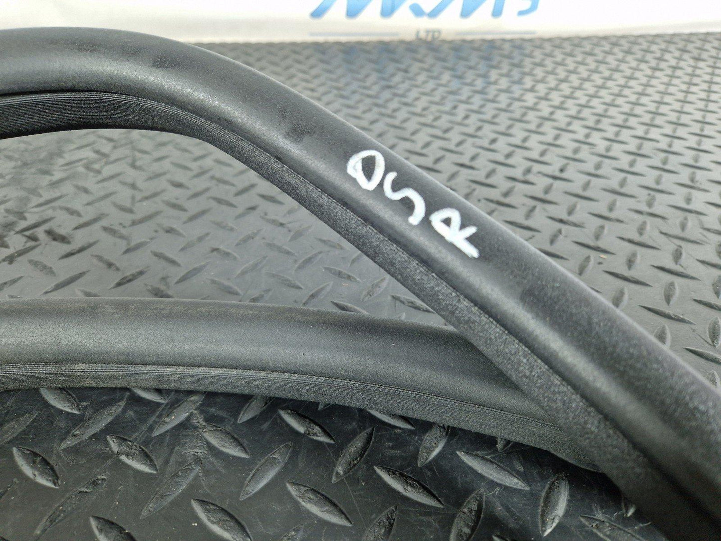 11-19 MERCEDES BENZ ML W166  LEFT REAR RUBBER DOOR SEAL A1666970151
