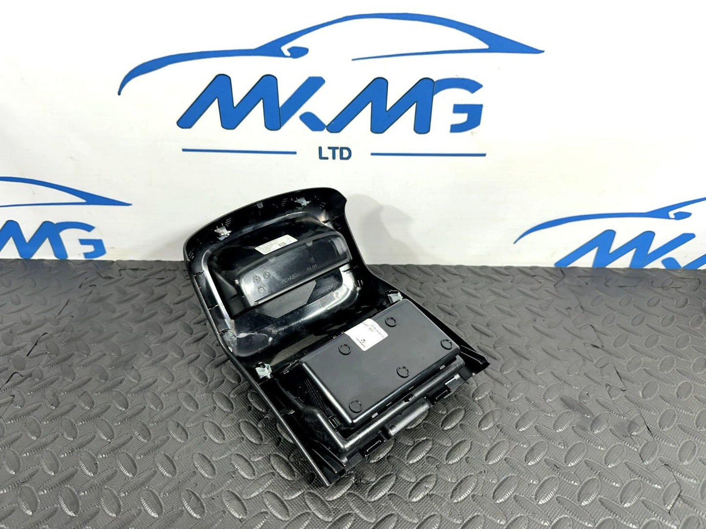 14-21 MERCEDES BENZ GENUINE CENTRE CONSOLE REAR COMPARTMENT STORAGE A2058306202