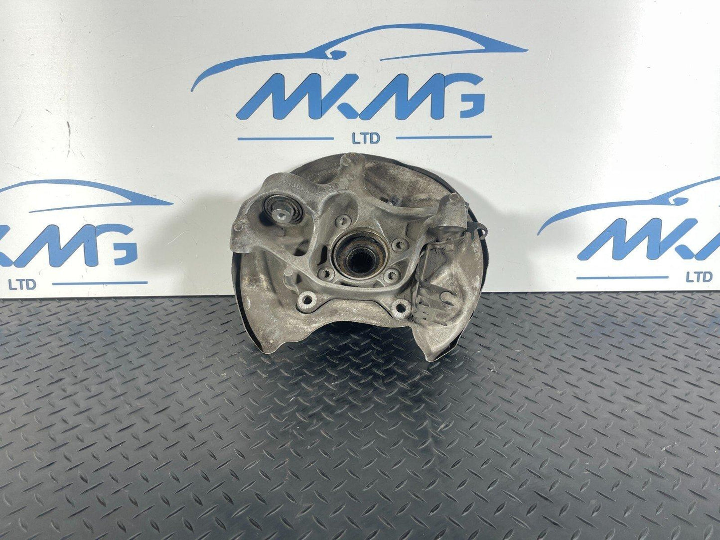 16-19 AUDI A4 B9 QUATTRO GENUINE REAR LEFT PASSENGER SIDE WHEEL HUB 8W0505435AA