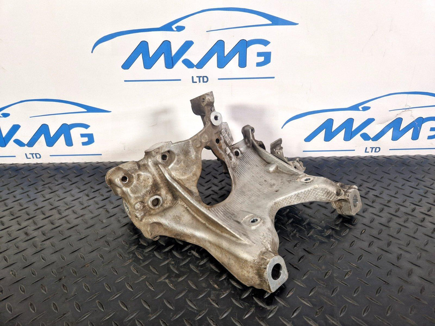 16-19 AUDI A4 B9 2.0 TDI DEU GENUINE RIGHT SIDE ENGINE MOUNT BRACKET 8W0399296E