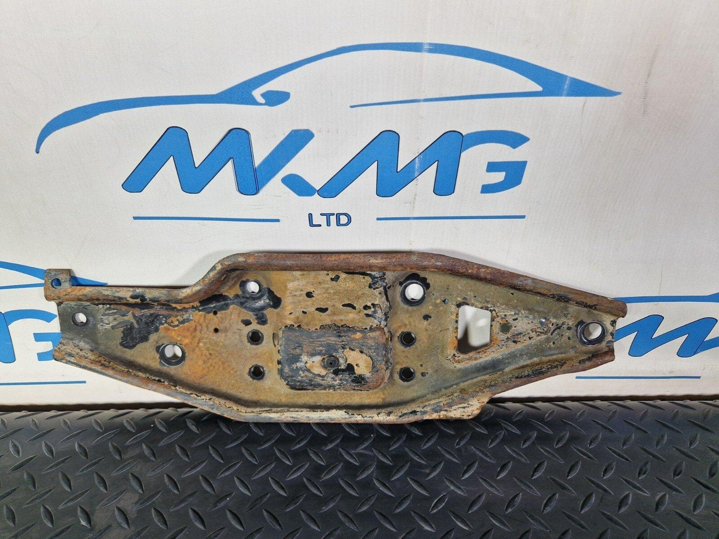 18-ON MERCEDES SPRINTER W907 FRONT BRACKET RIGHT LOWER MOUNT PLATE A9076220800
