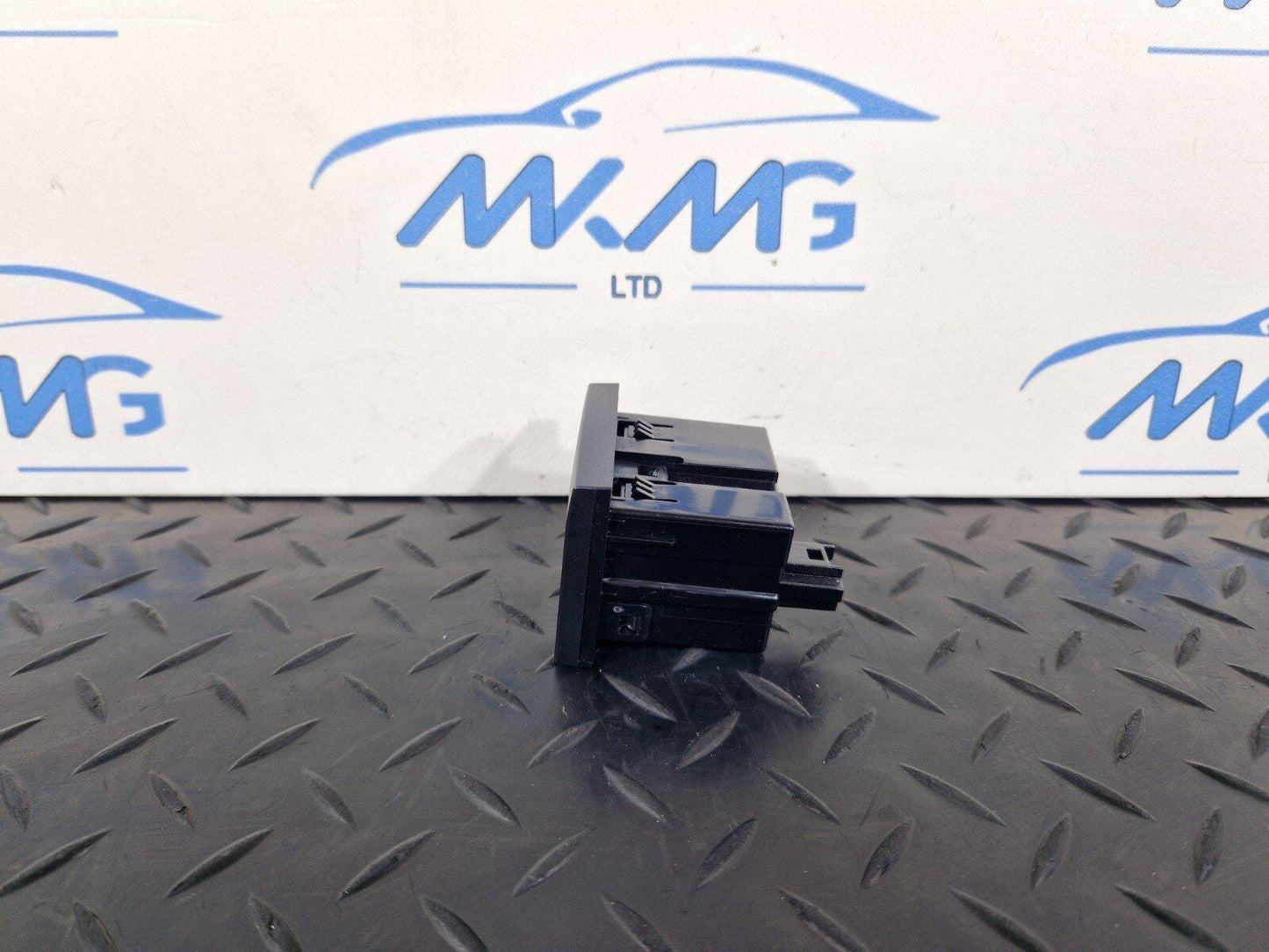 19-ON MERCEDES BENZ B CLASS W247 GENUINE DUAL USB C PORTS SOCKET A2478200301