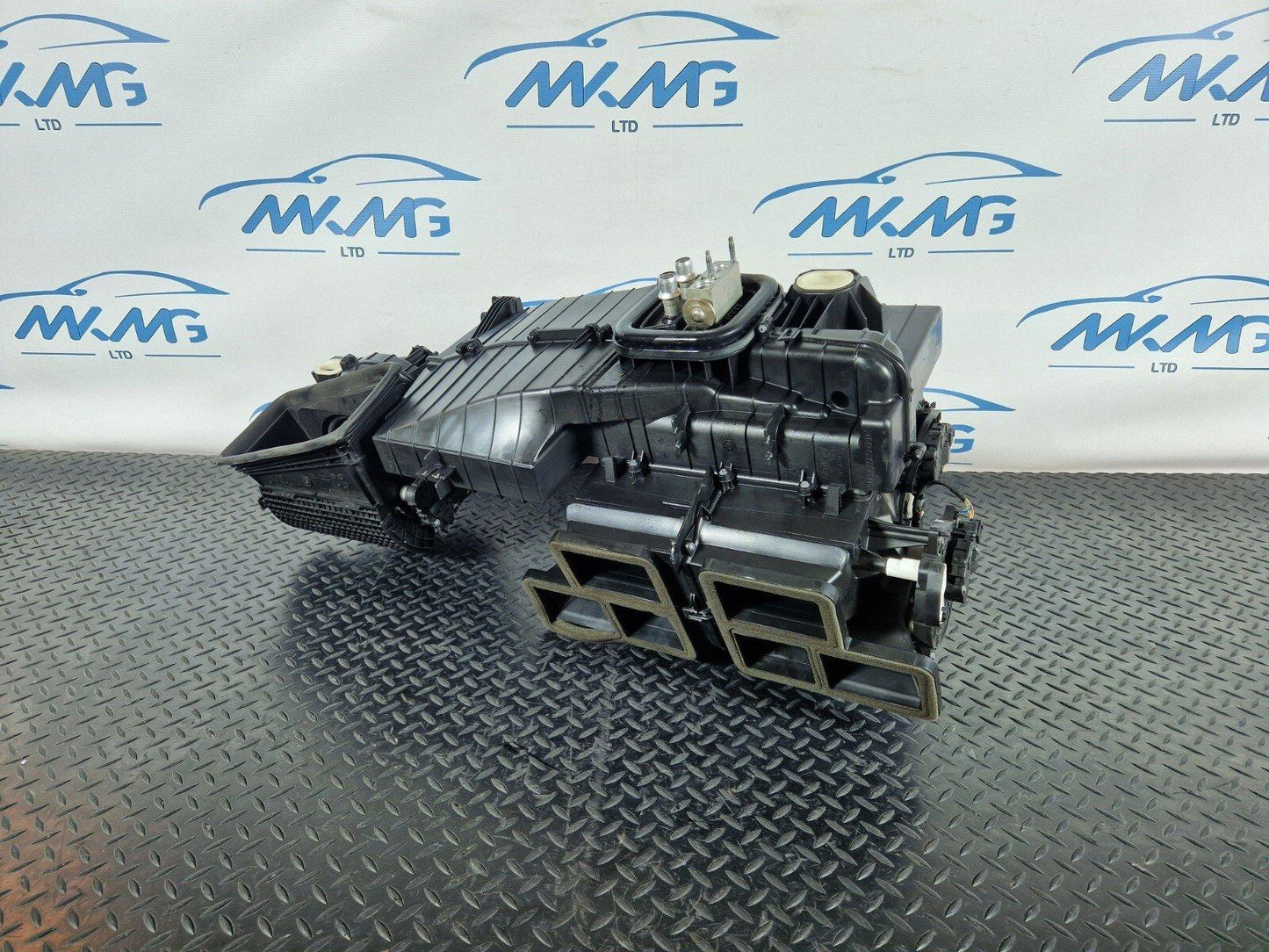 14-19 MERCEDES GLA X156 AIR CONDITIONING HEATER MATRIX HOUSING BOX A2468302302