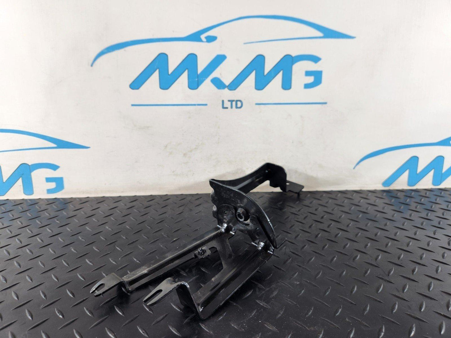 19-ON MERCEDES BENZ B CLASS W247 ABS PUMP MOUNT BRACKET SUPPORT A1774303400