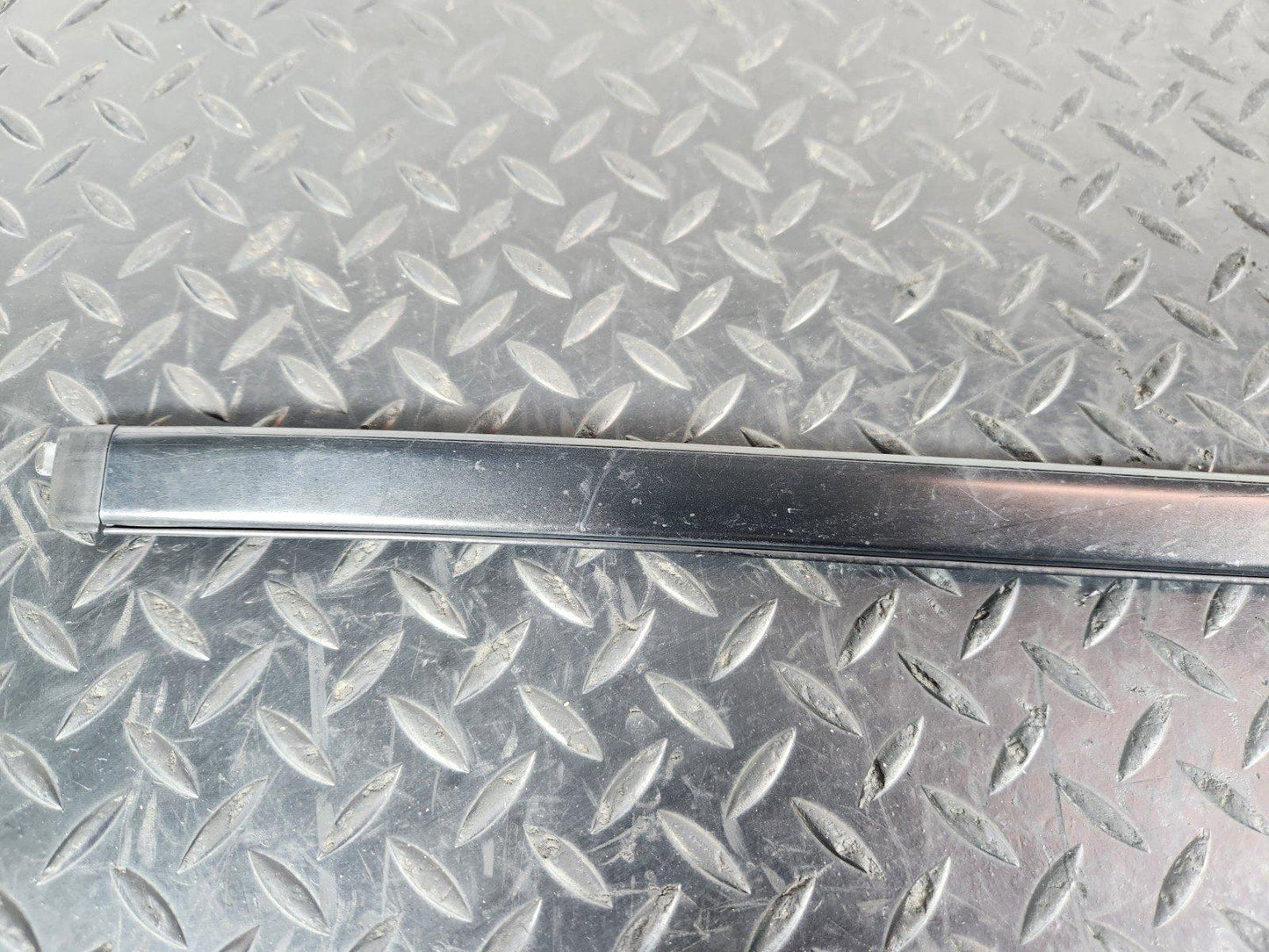 11-19 MERCEDES BENZ ML W166 GENUINE RIGHT O/S FRONT WINDSHIELD TRIM A1666901280