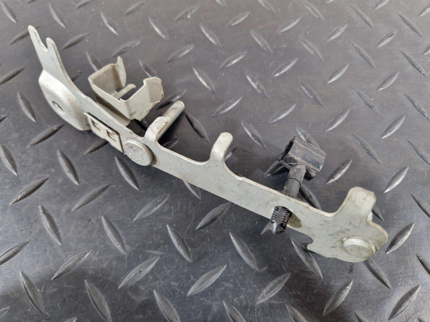 11-19 MERCEDES BENZ ML W166 EXHAUST SYSTEM PRESSURE SENSOR BRACKET A2464900840