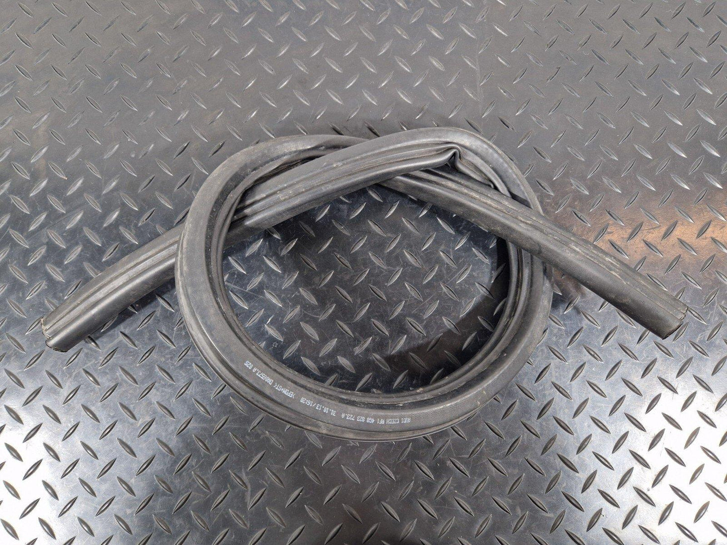 10-18 AUDI A7 4G S-LINE GENUINE ENGINE BAY BONNET RUBBER WEATHER SEAL 4G8823723A
