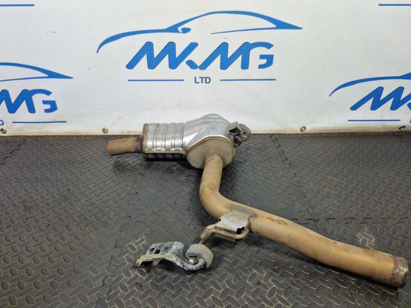 16-18 AUDI A4 B9 REAR EXHAUST MUFFLER SILENCER 8W0253411Q
