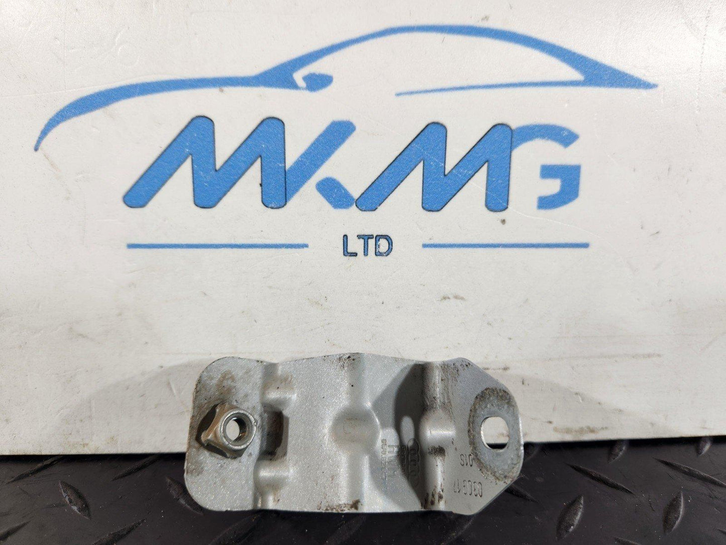 16-19 AUDI A4 B9 GENUINE FRONT WING BRACKET FITS LEFT & RIGHT 8W0821471