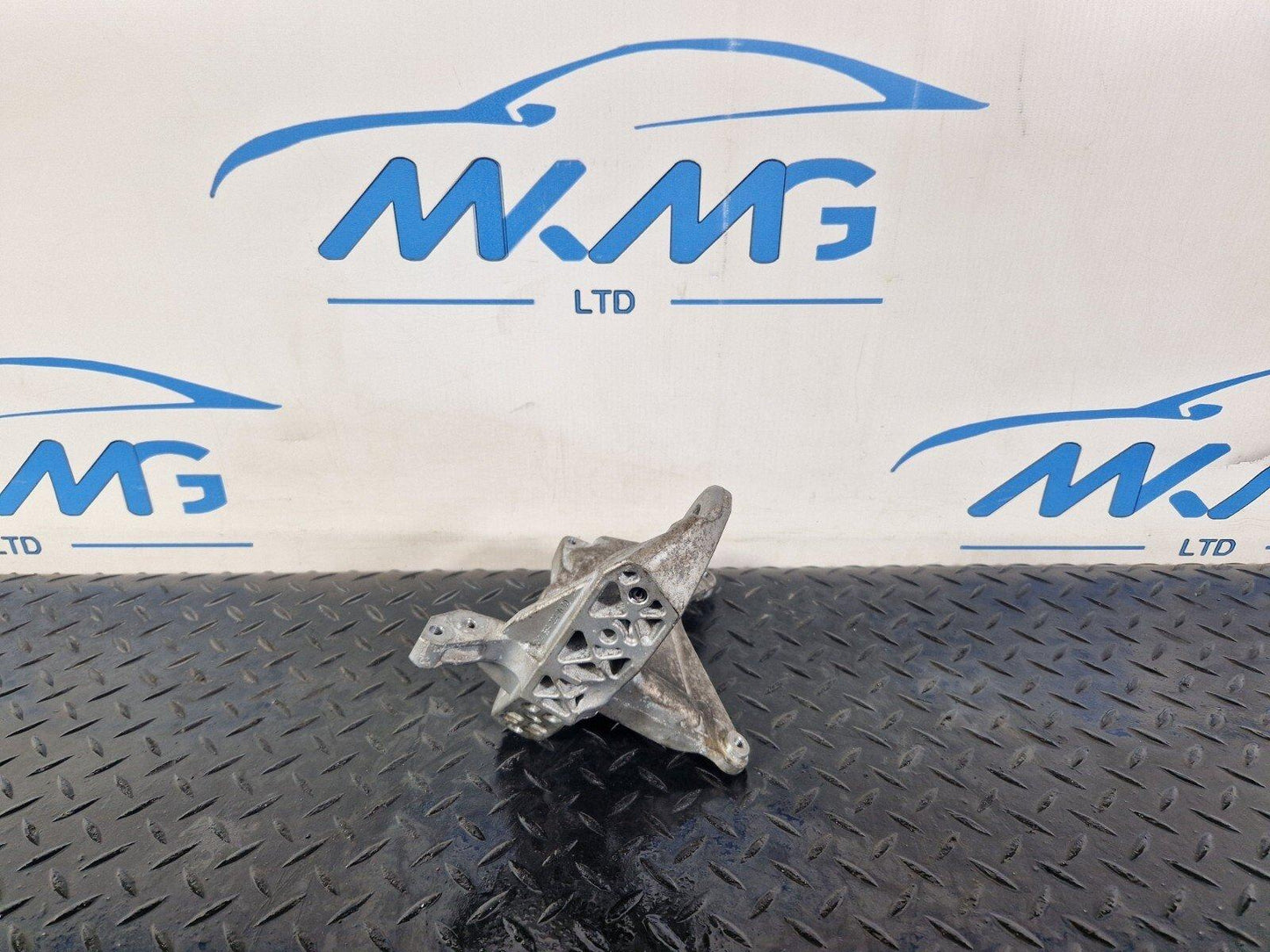19-ON MERCEDES BENZ B CLASS W247 GENUINE ENGINE HOLDER MOUNT A6542241000