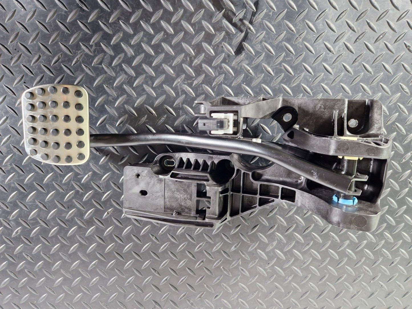 18-ON MERCEDES BENZ A CLASS W177 AUTOMATIC BRAKE PEDAL ASSEMBLY UNIT A2472902600