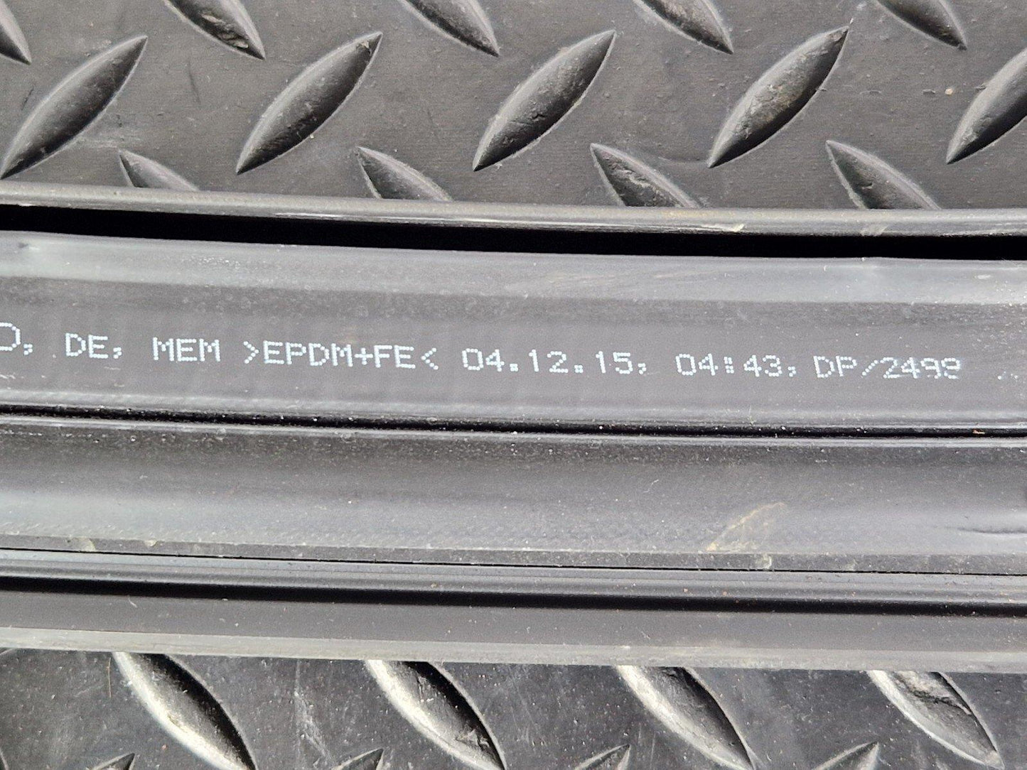 15-18 AUDI A7 4G GENUINE OEM FRONT LEFT  N/S UPPER DOOR RUBBER SEAL 4G8845353J