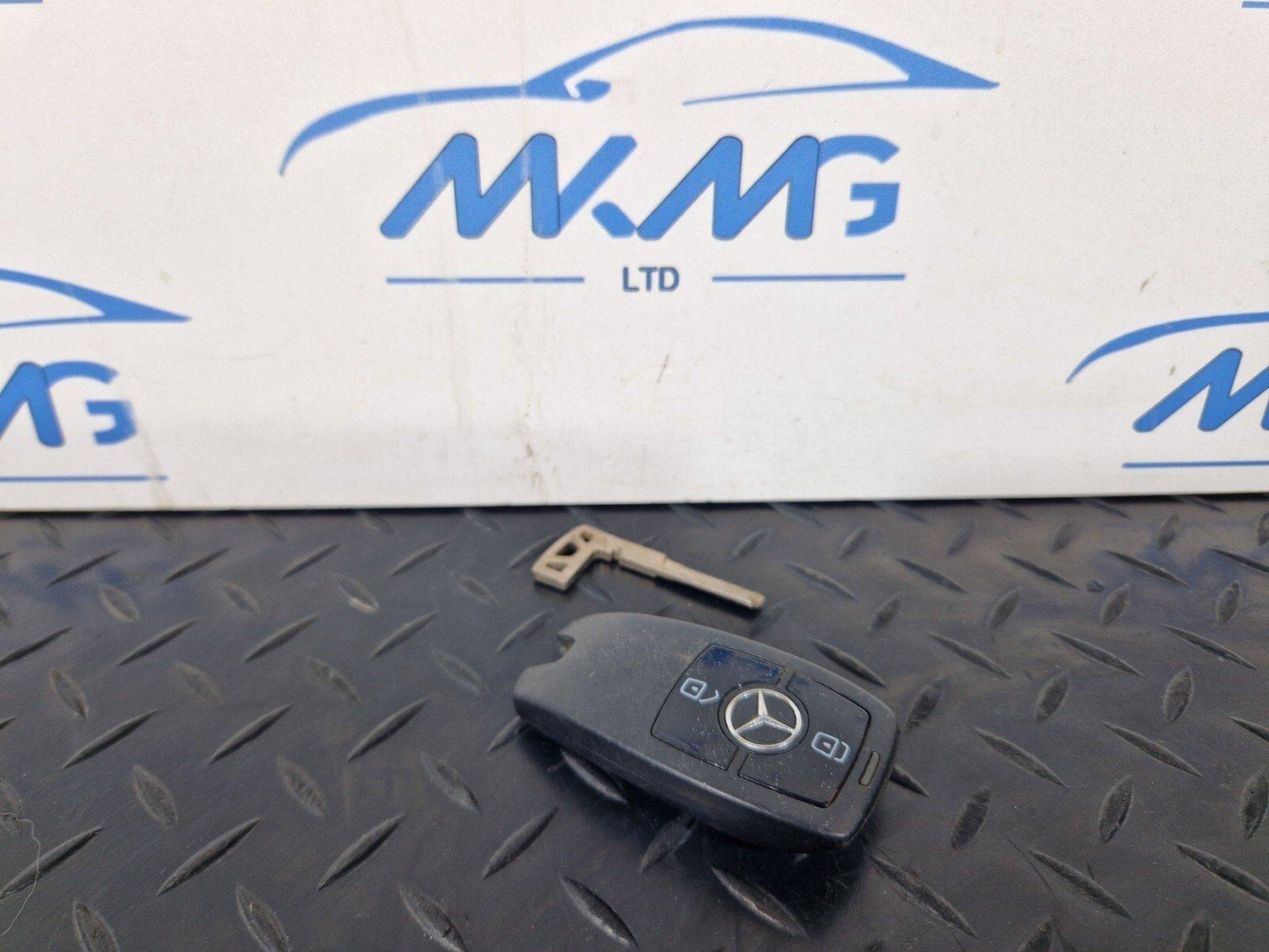 18-ON MERCEDES BENZ SPRINTER W907 SPRINTER KEY FOB REMOTE A2479052303