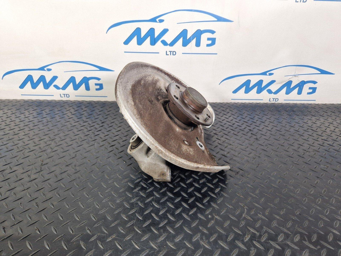 16-19 AUDI A4 B9 O/S/R REAR RIGHT WHEEL HUB & BEARING 8W0615612
