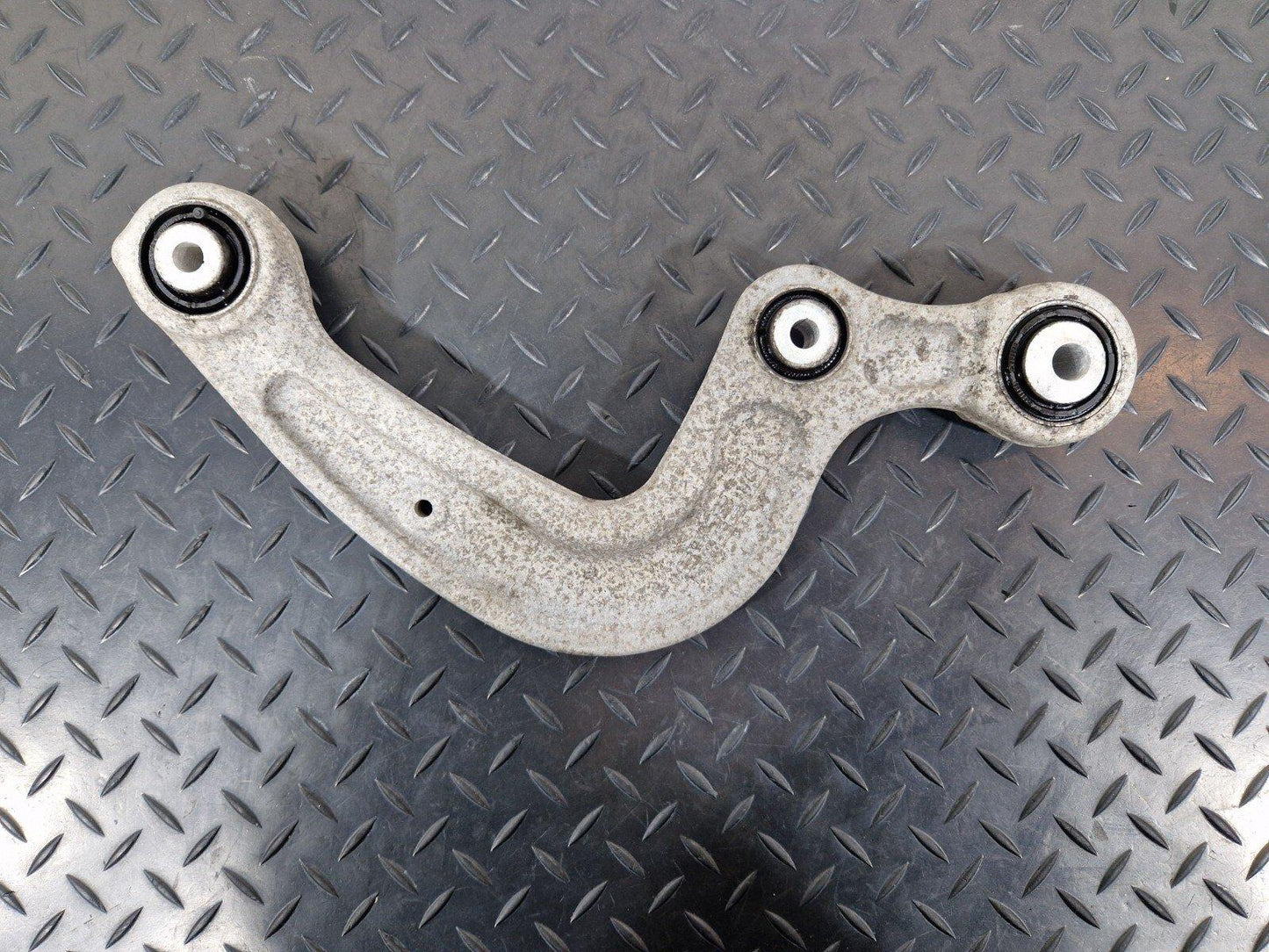 16-19 AUDI A4 B9 GENUINE OEM REAR LEFT CONTROL ARM REAR LEFT CONTROL ARM 8W05053