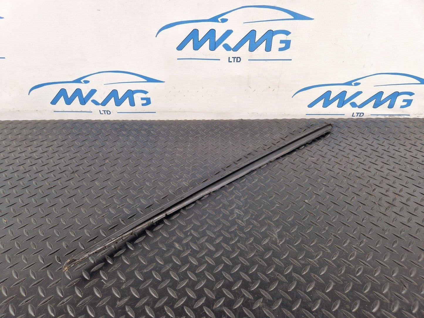 12-18 AUDI A6 C7 GENUINE O/S RIGHT WINDSHIELD VERTICAL TRIM 4G0854328A