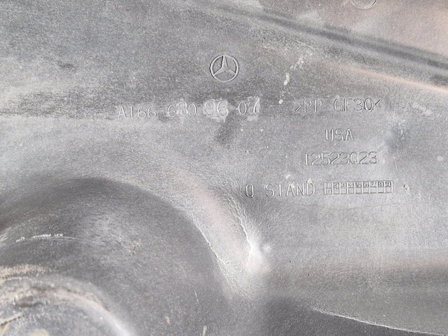 11-19 MERCEDES BENZ ML W166 REAR RIGHT UNDERTRAY SPLASH GUARD A1666809607