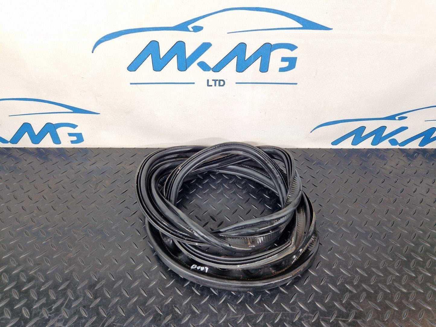 16-19 AUDI A4 B9 SALOON GENUINE TAILGATE BOOT LID RUBBER SEAL 8W5827705C