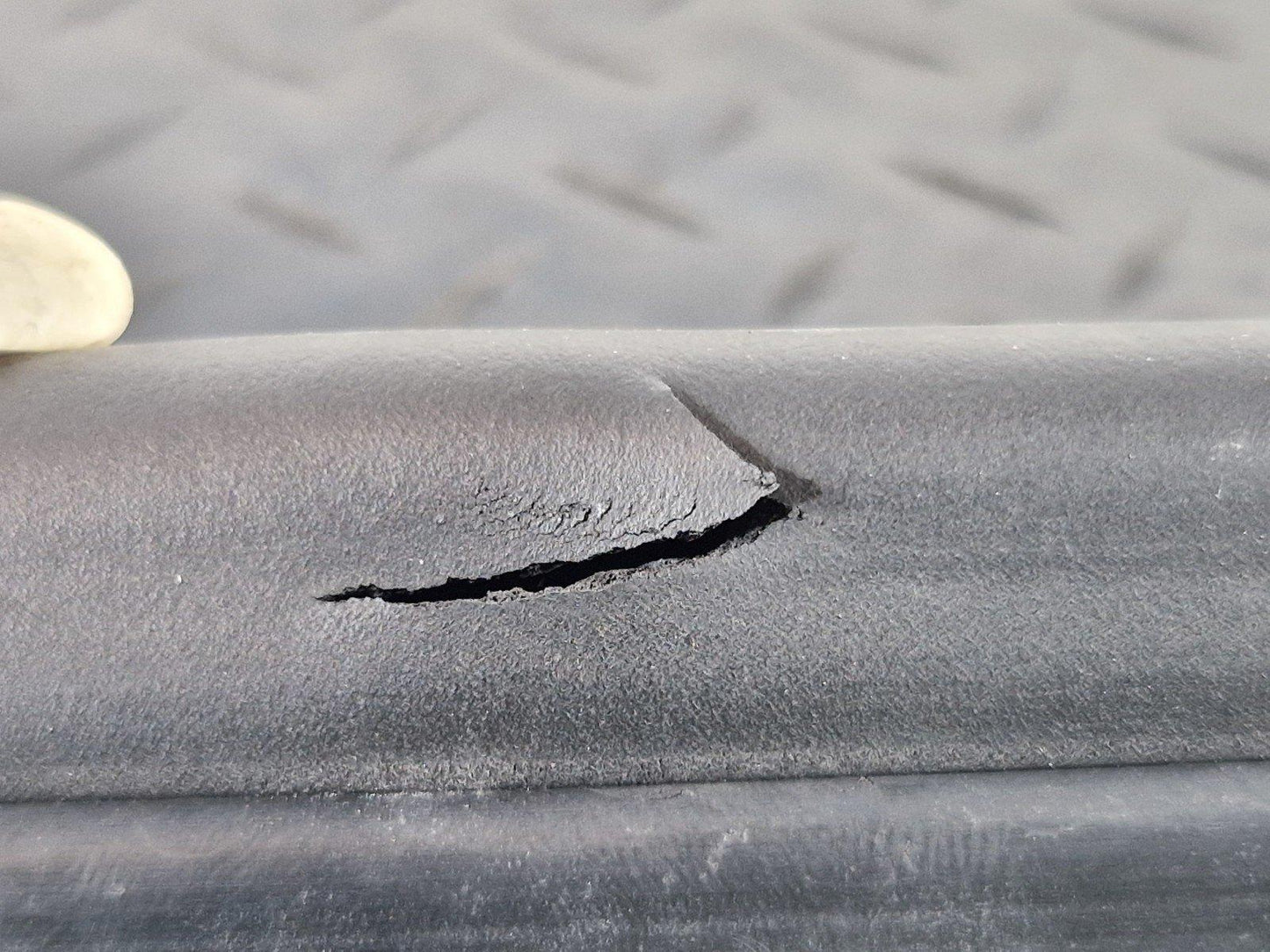 AUDI Q5 8R GENUINE ENGINE BONNET HOOD RUBBER SEAL 8R0823723B