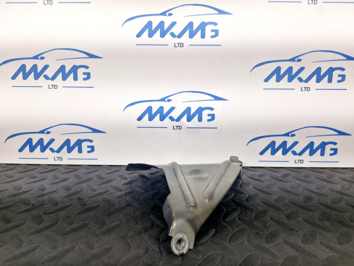 16-22 BMW X1 F48 RIGHT DRIVER SIDE WING BRACKET OEM 7351516