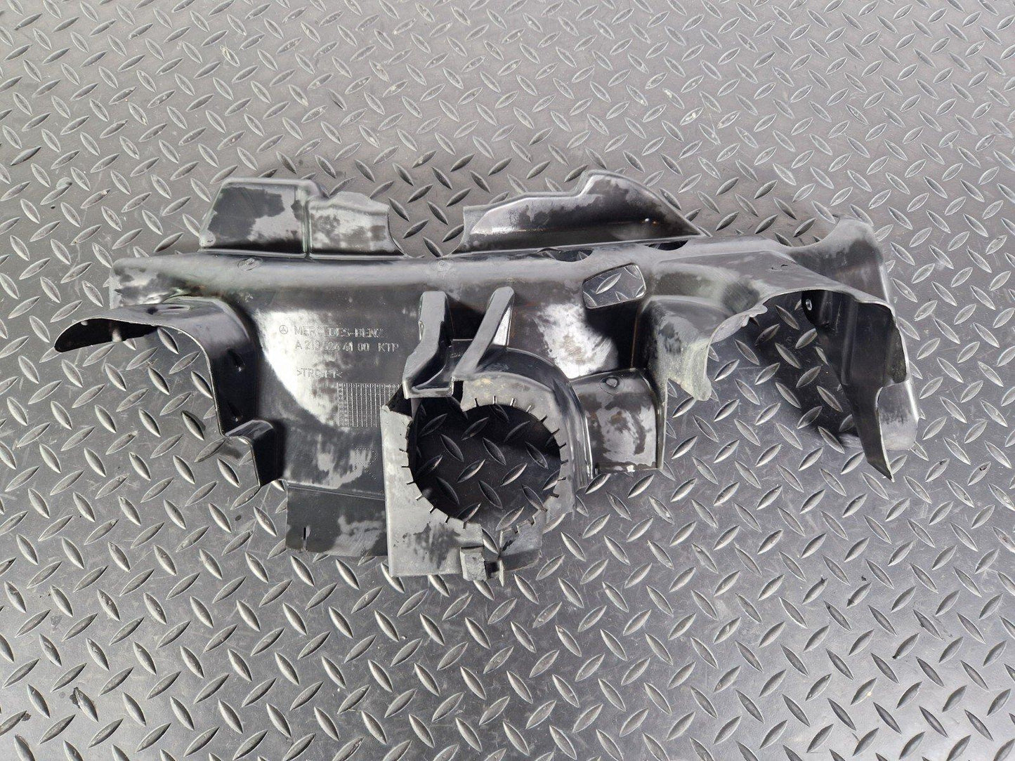 14-21 MERCEDES BENZ C200d W205 OEM RIGHT CENTER NOISE CAPSULE A2135244100