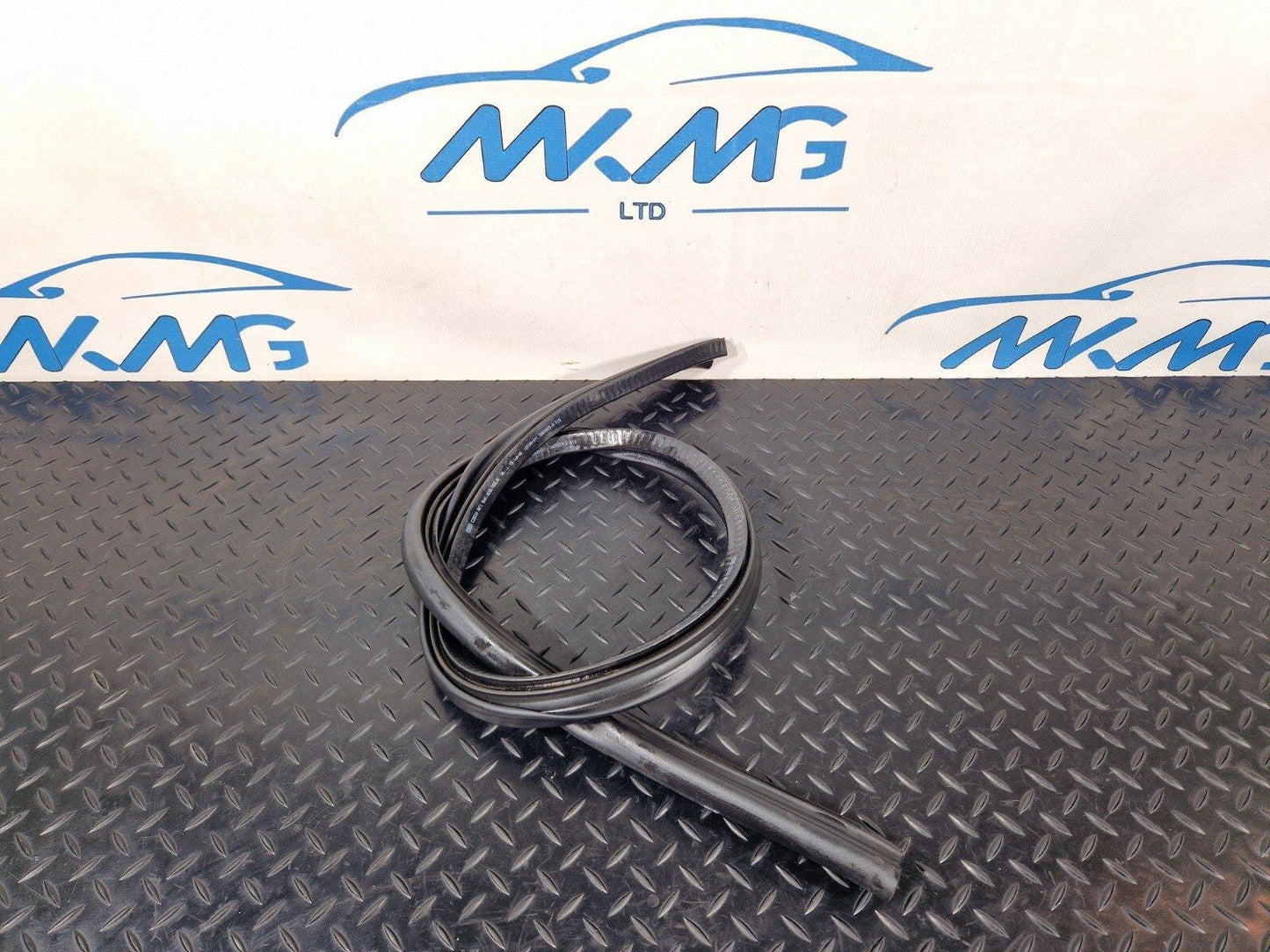 16-19 AUDI A4 B9 GENUINE BONNET RUBBER SEAL 8W0823723A